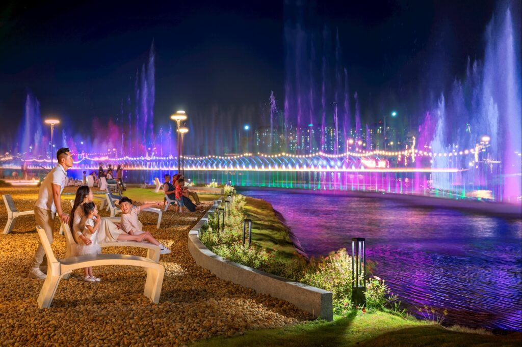 nguoi dan toi xem nhac nuoc tai kenh dao nhac nuoc kdt the global city