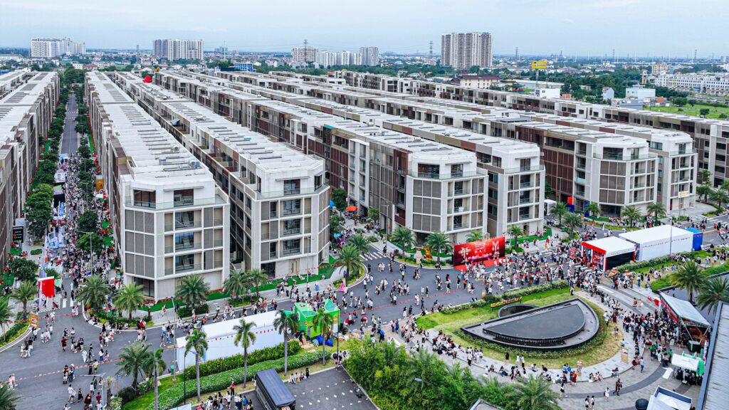 Nhà phố soho nhộn nhịp ngày cuối tuần khi người dân kéo đến the global city để vui chơi