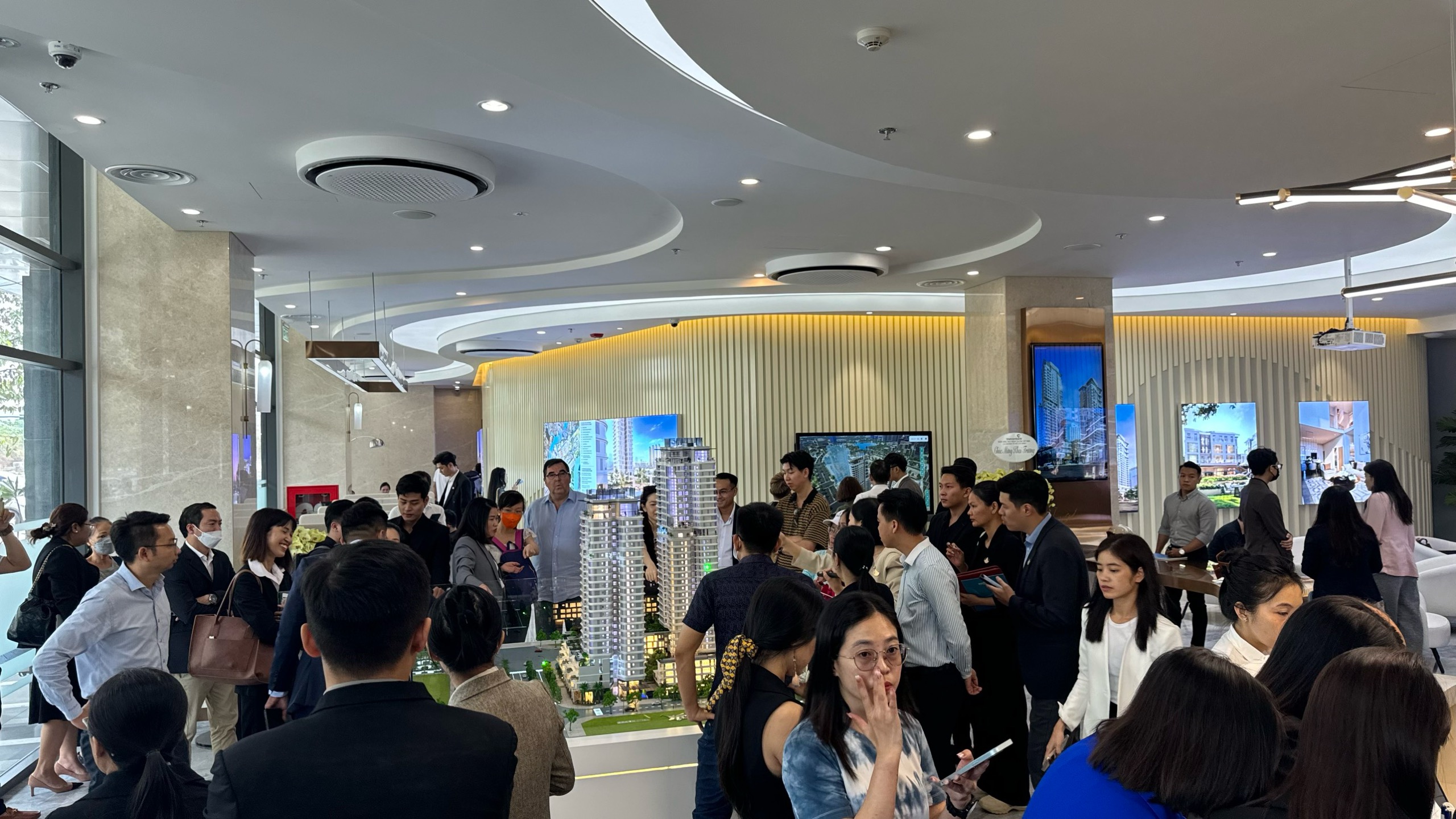 khach tham quan zeit river thang 4:2024 2