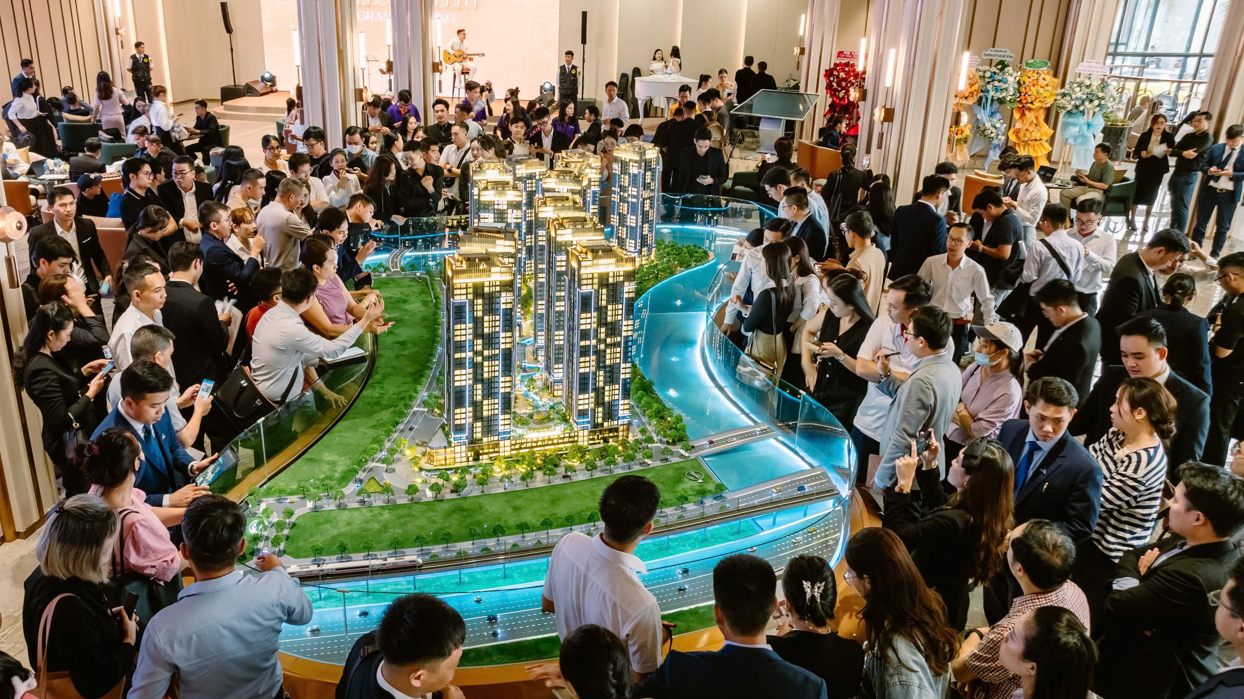 The Privé – Căn hộ compound cao cấp tại An Phú, TP. Thủ Đức 52 Khách tham quan tại sale gallery dự án The Prive trong ngày khai trương nhà bán hàng 17/05/2025