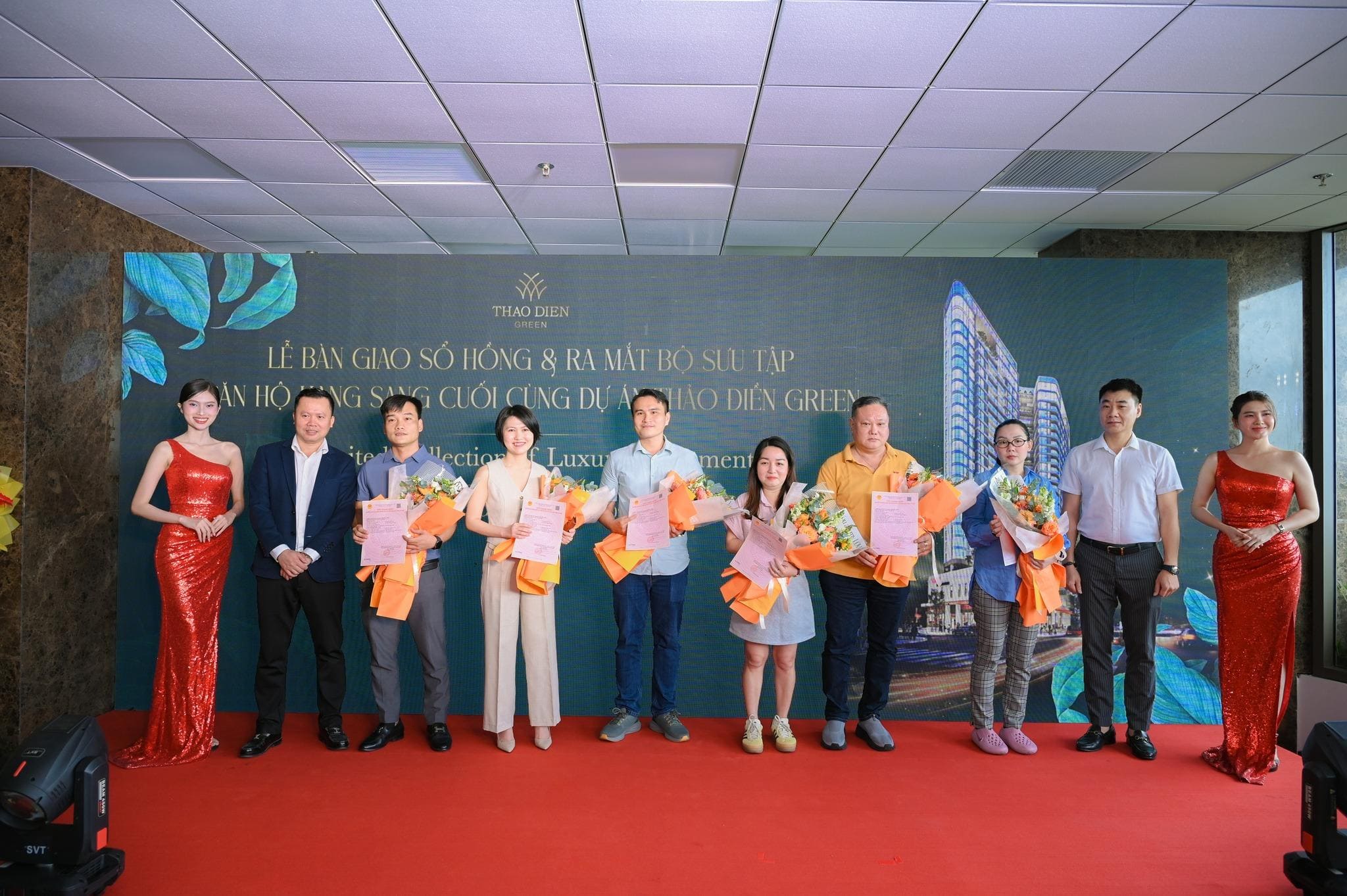 Thủ tục cấp sổ hồng căn hộ chung cư tại TPHCM năm 2025 Cư dân chung cư nhận sổ hồng sau khi hoàn thành thủ tục