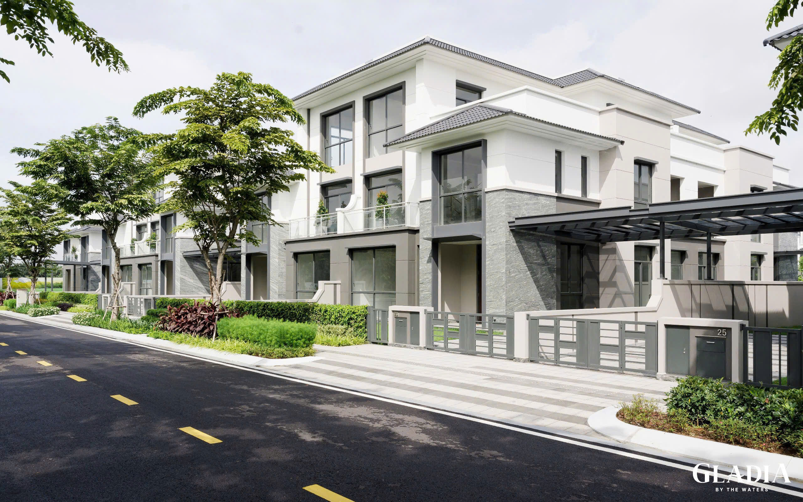Biệt thự tứ lập Gladia – Không gian sống ven sông đẳng cấp tại TP. Thủ Đức Thực tế hình chụp phía trước dãy biệt thự tứ lập gladia by the waters