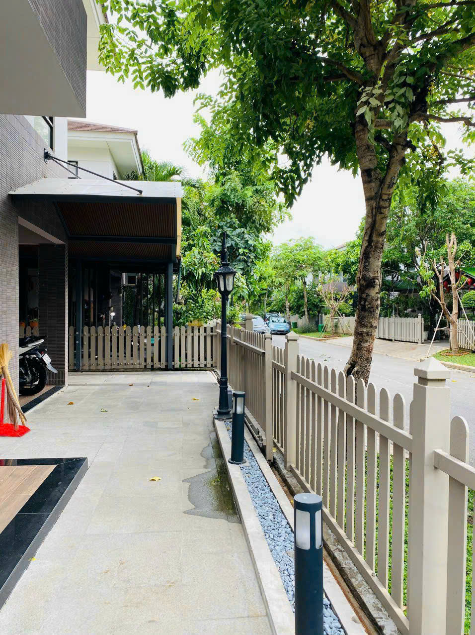bên trong sân 1 căn biệt thự valora kikyo