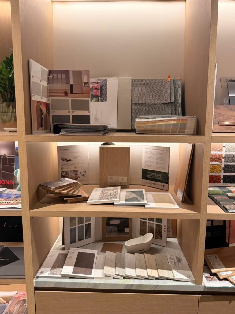 Danh mục bàn giao palm river: tiêu chuẩn vật liệu & thương hiệu Kệ trưng bày mẫu sàn gỗ, gạch lát và catalogue vật liệu bàn giao tiêu chuẩn palm river